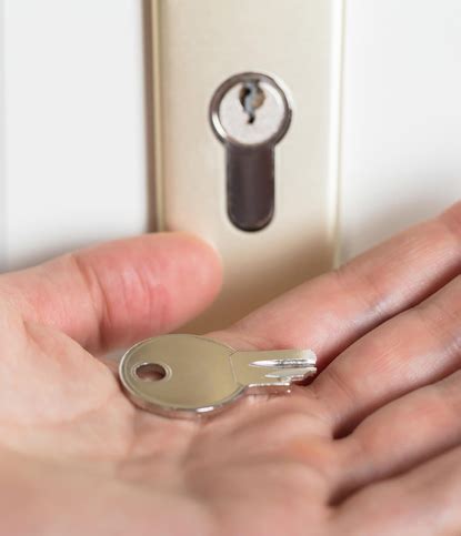 Wer zahlt für den Schlüsseldienst, wenn der Schlüssel abgebrochen ist?